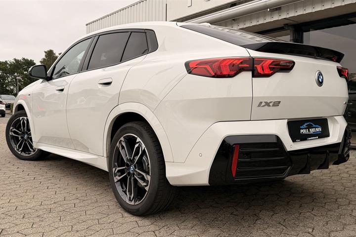 Hvid BMW iX2 fra 2025