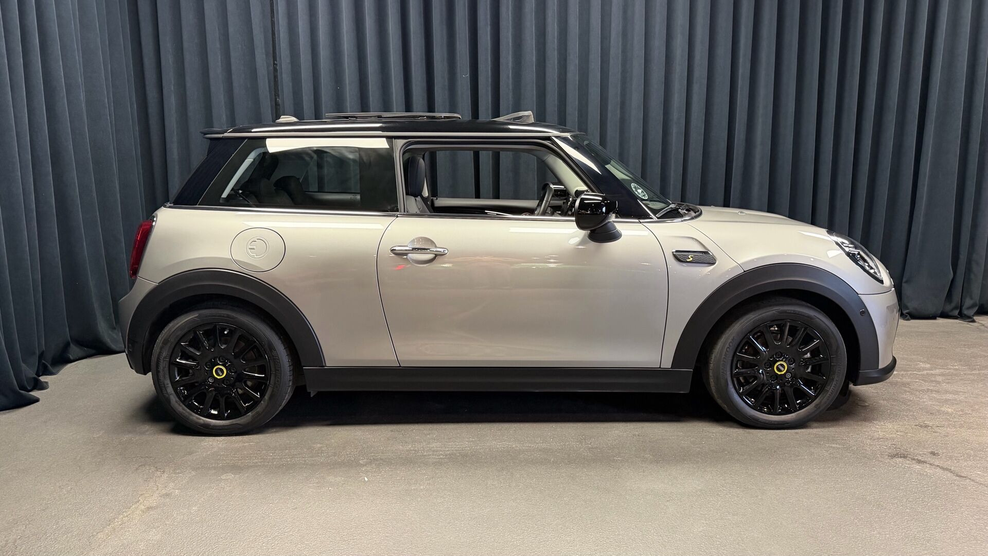 Sølv Mini Cooper fra 2023