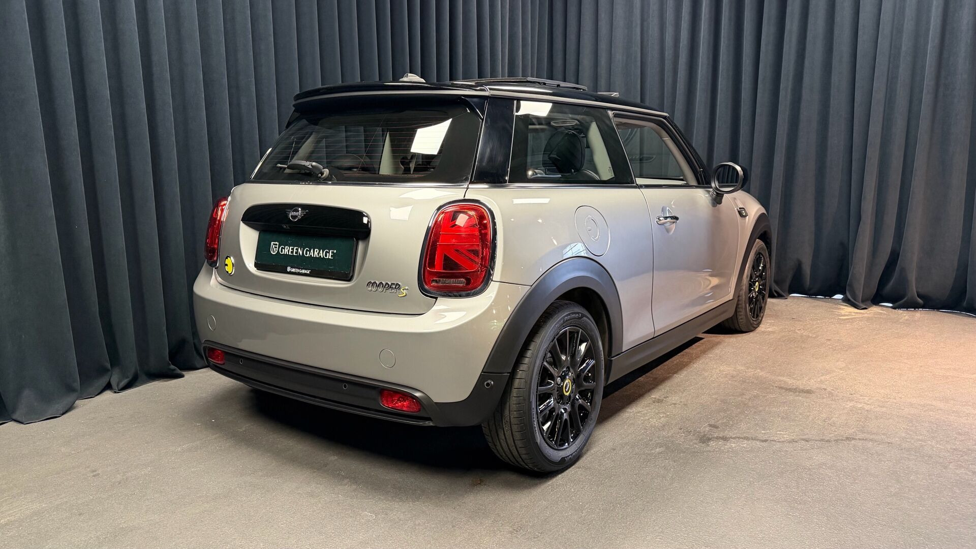 Sølv Mini Cooper fra 2023