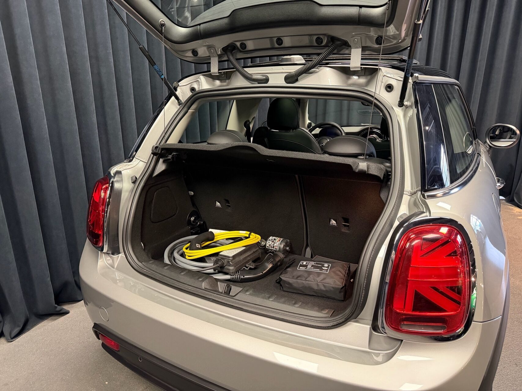 Sølv Mini Cooper fra 2023