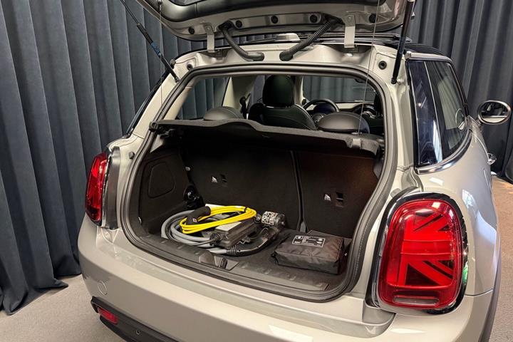 Sølv Mini Cooper fra 2023