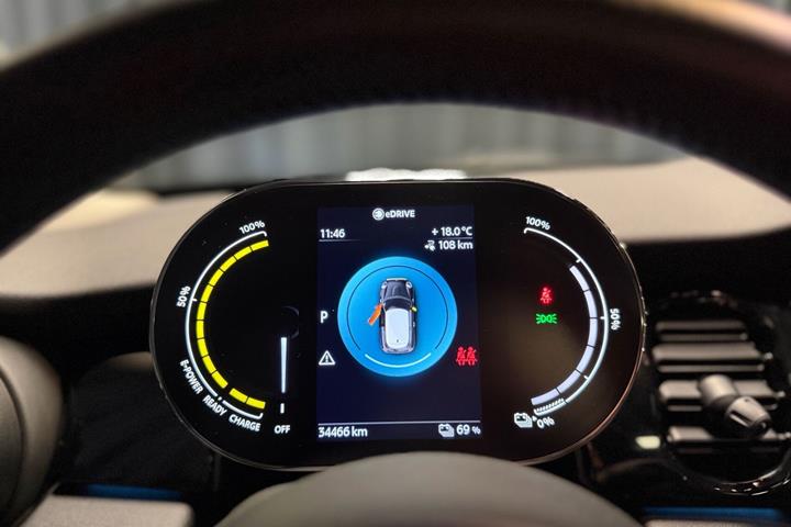Sølv Mini Cooper fra 2023