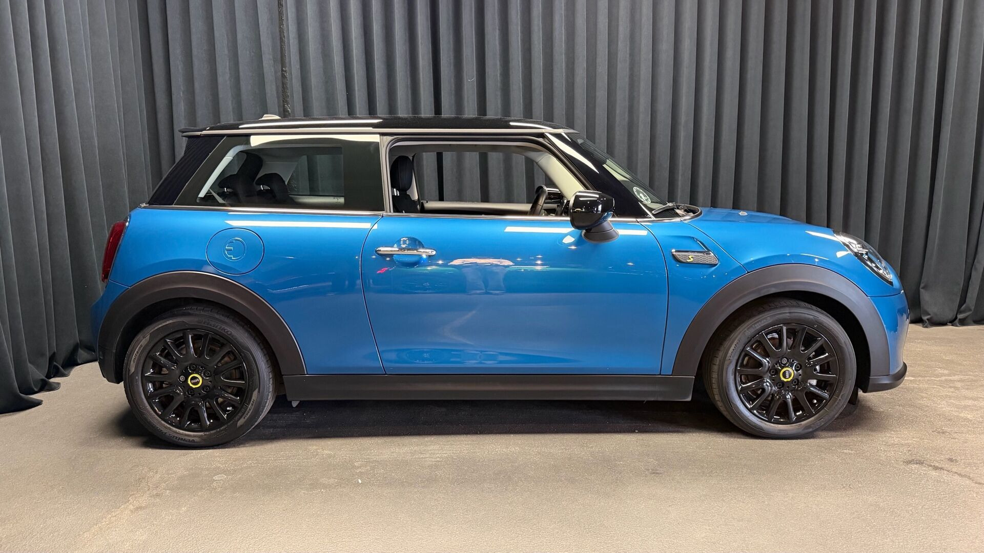 Blå Mini Cooper fra 2023