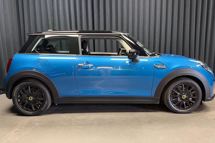 Blå Mini Cooper fra 2023
