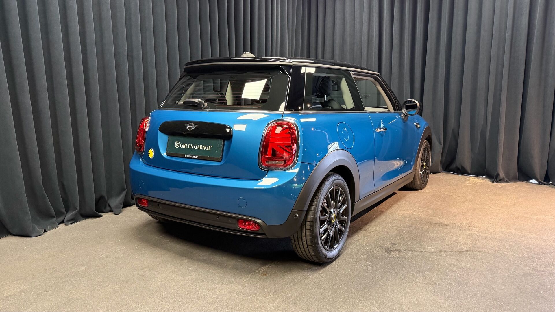 Blå Mini Cooper fra 2023