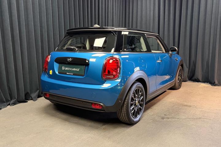 Blå Mini Cooper fra 2023