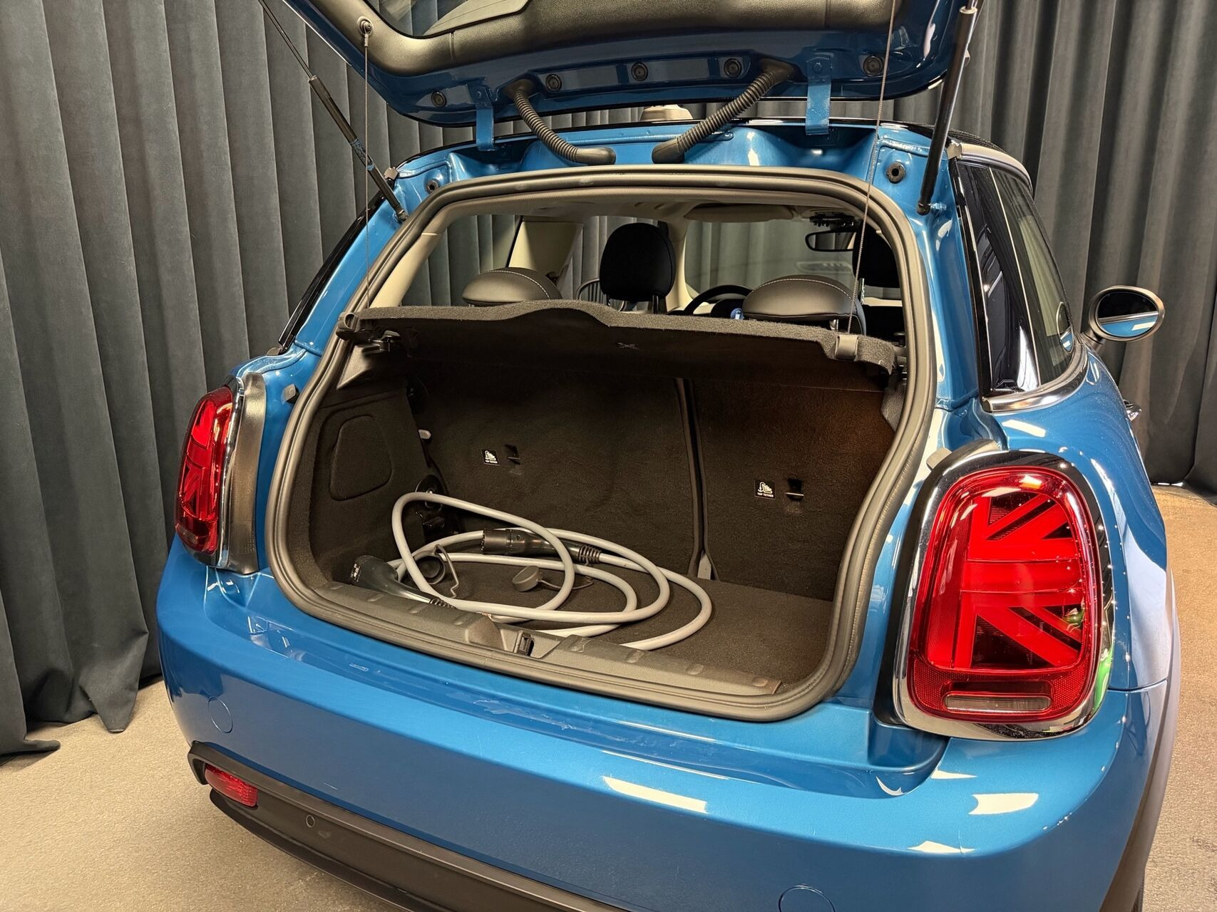 Blå Mini Cooper fra 2023