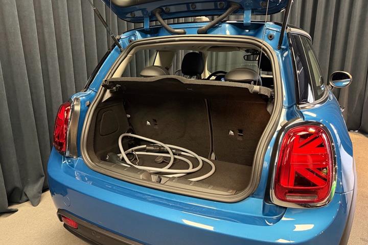 Blå Mini Cooper fra 2023