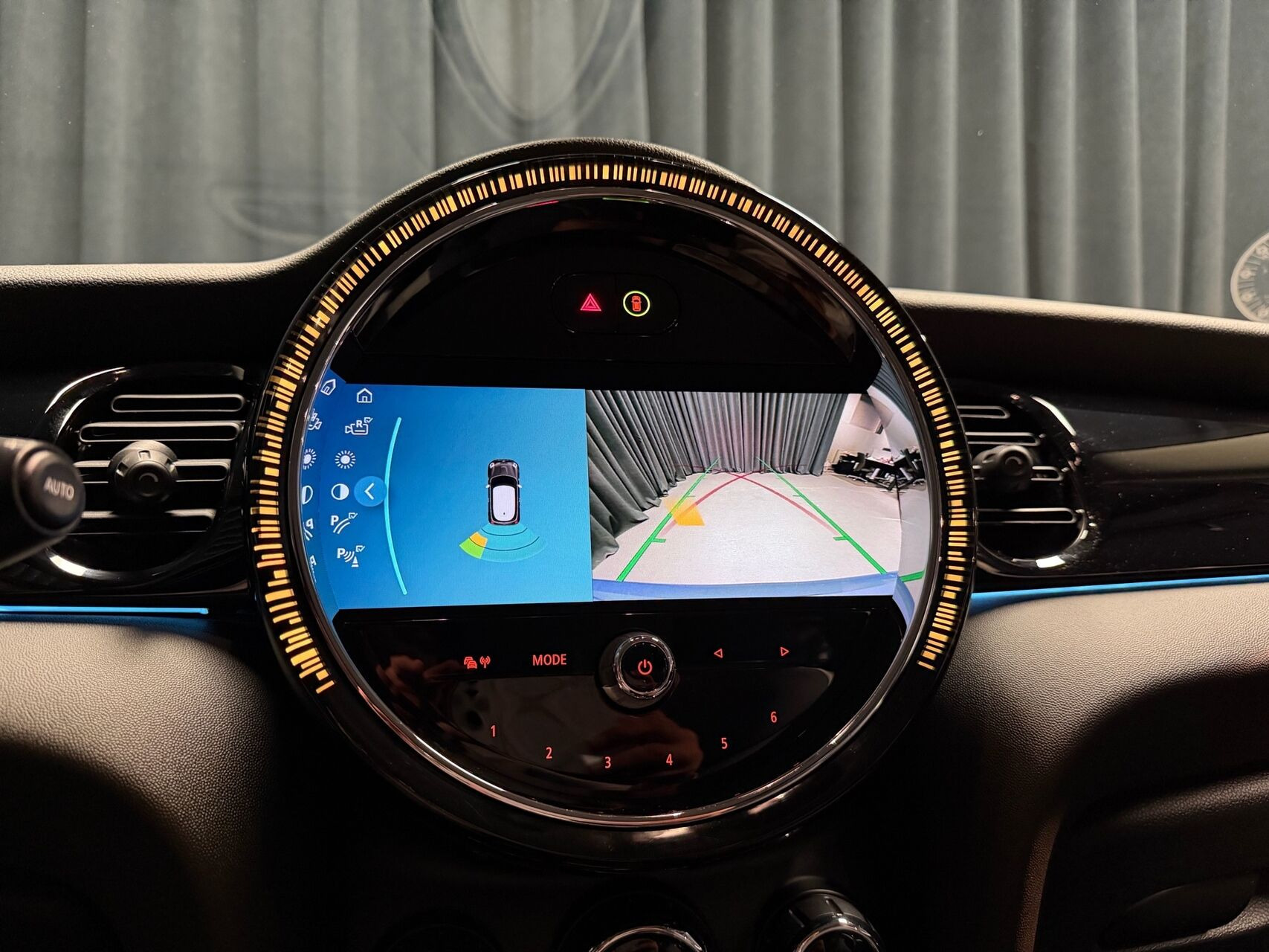 Blå Mini Cooper fra 2023