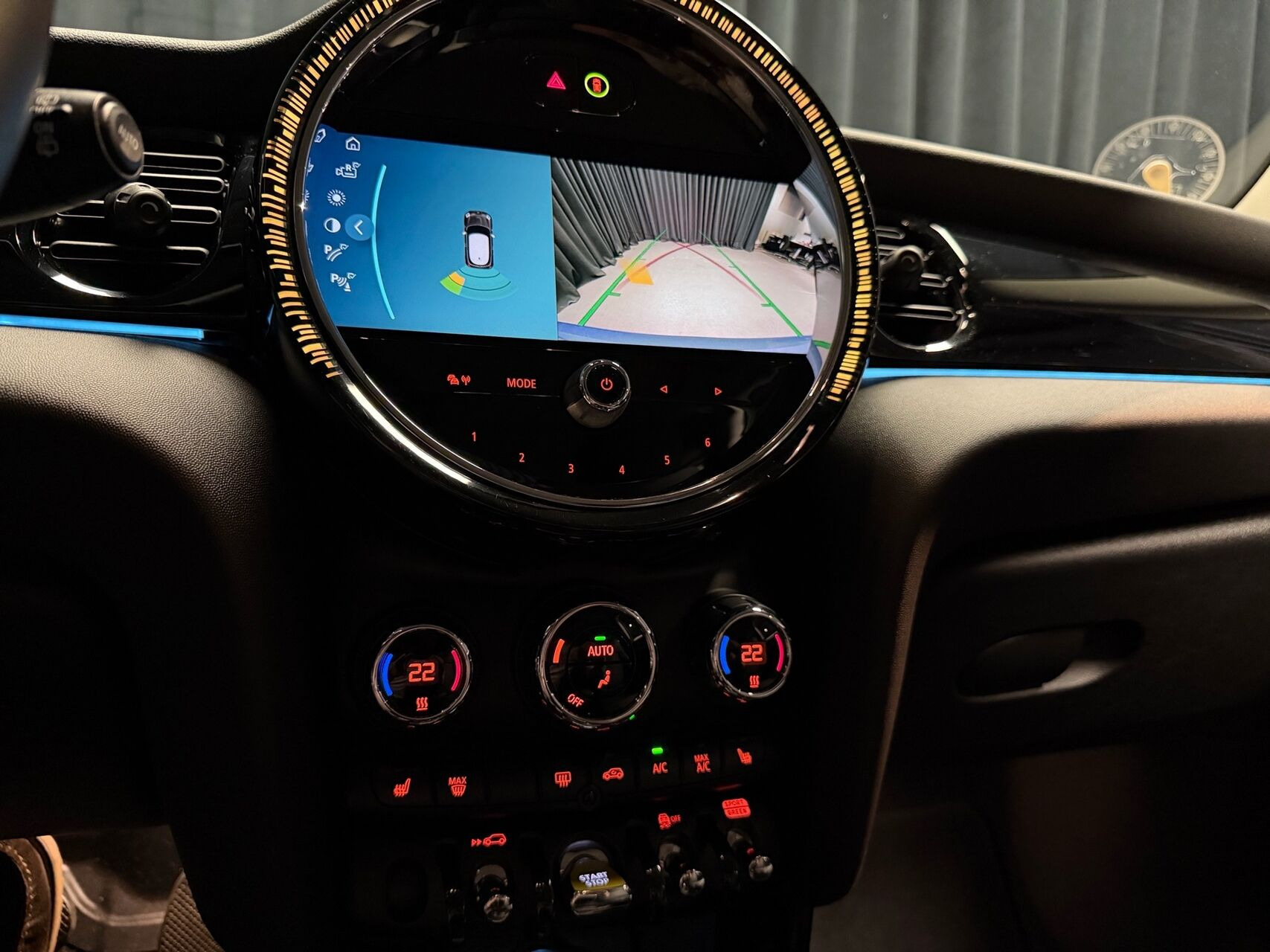 Blå Mini Cooper fra 2023