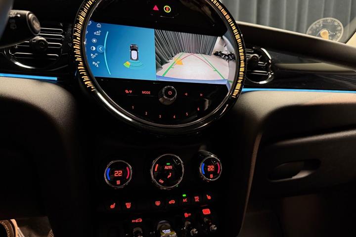 Blå Mini Cooper fra 2023