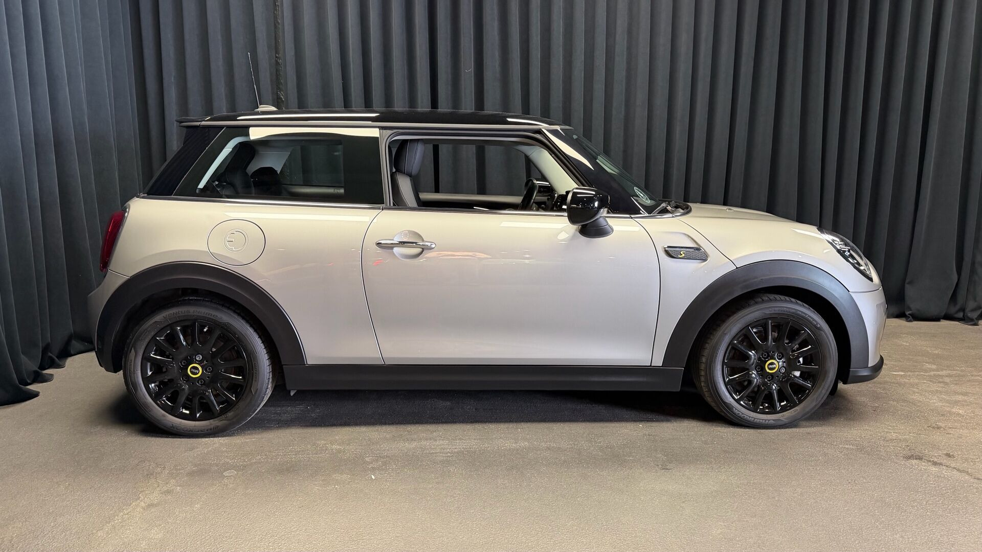 Sølv Mini Cooper fra 2023
