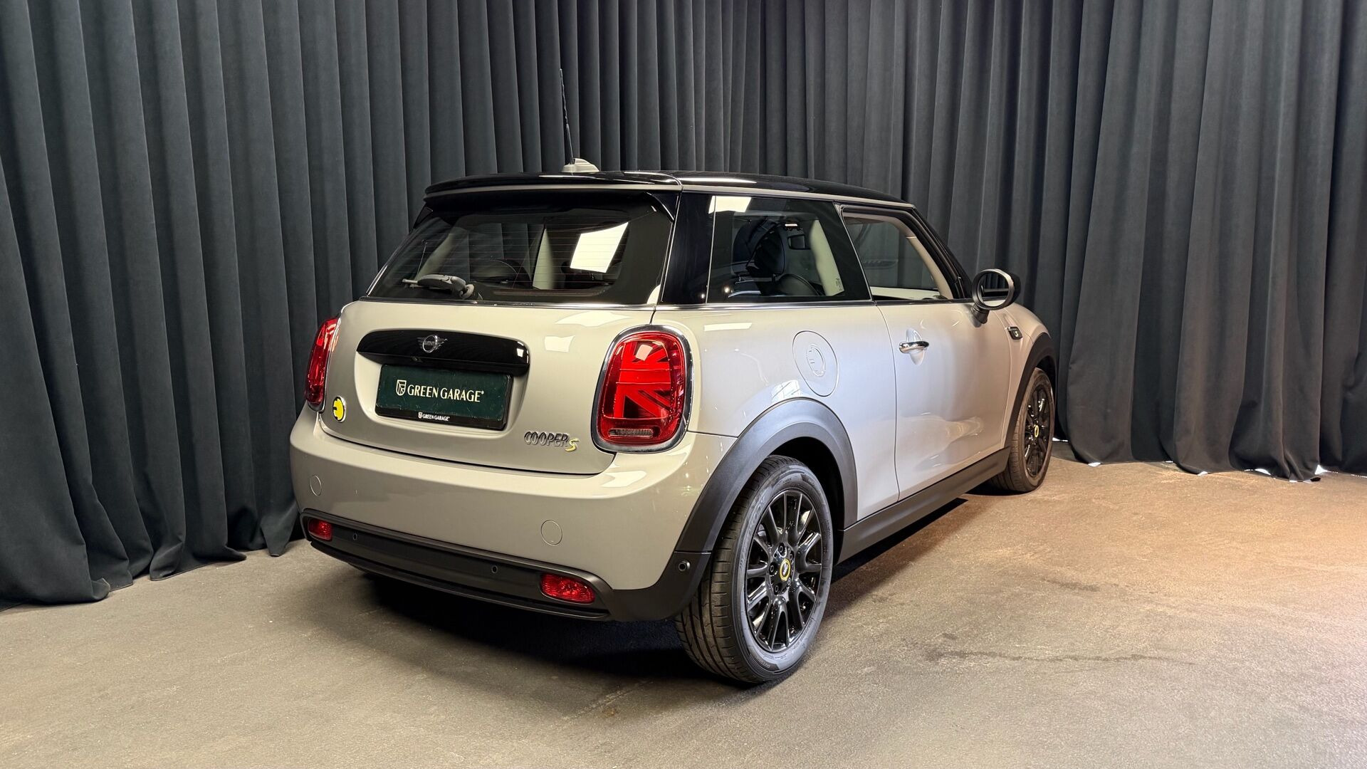 Sølv Mini Cooper fra 2023