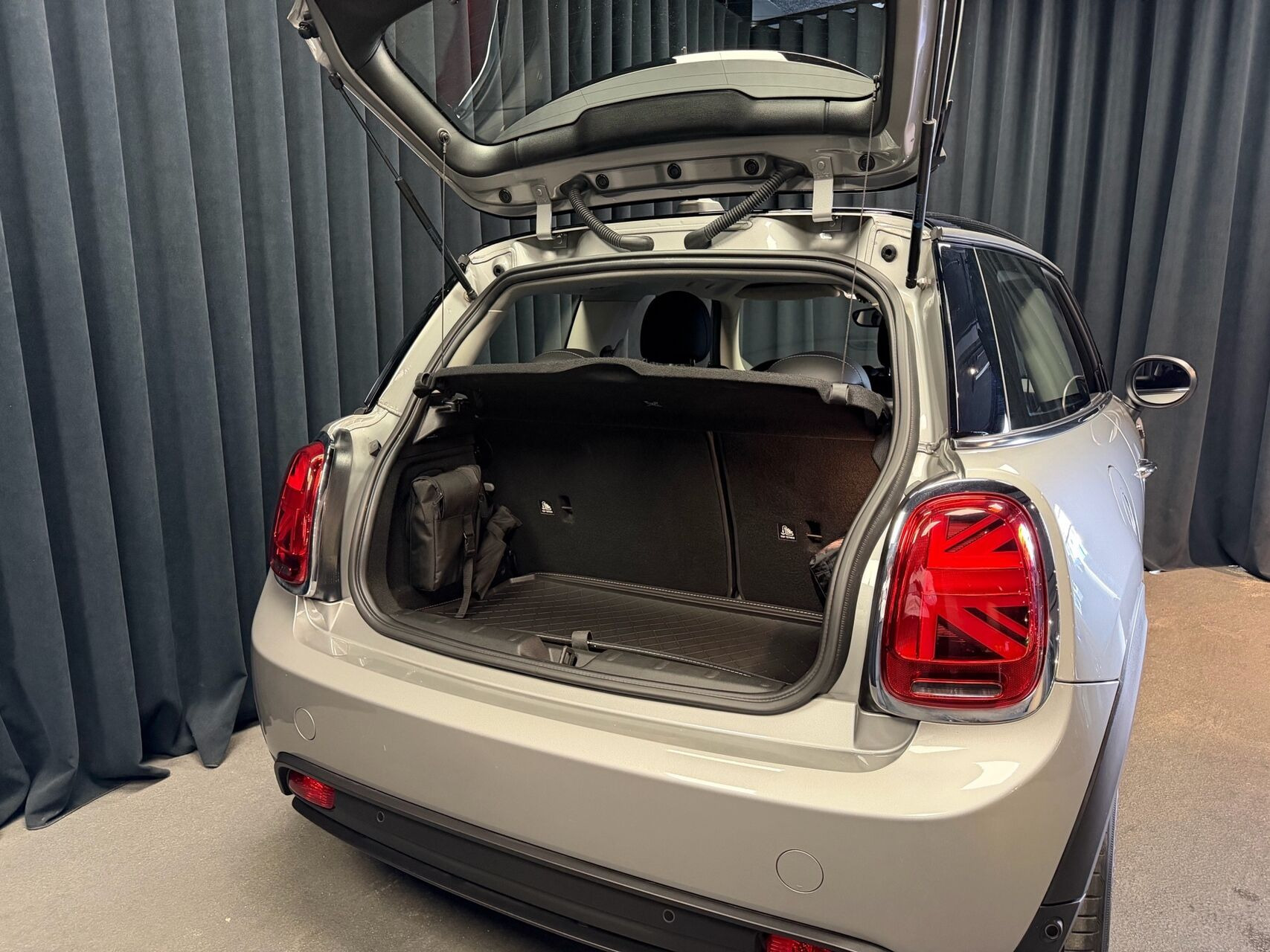 Sølv Mini Cooper fra 2023