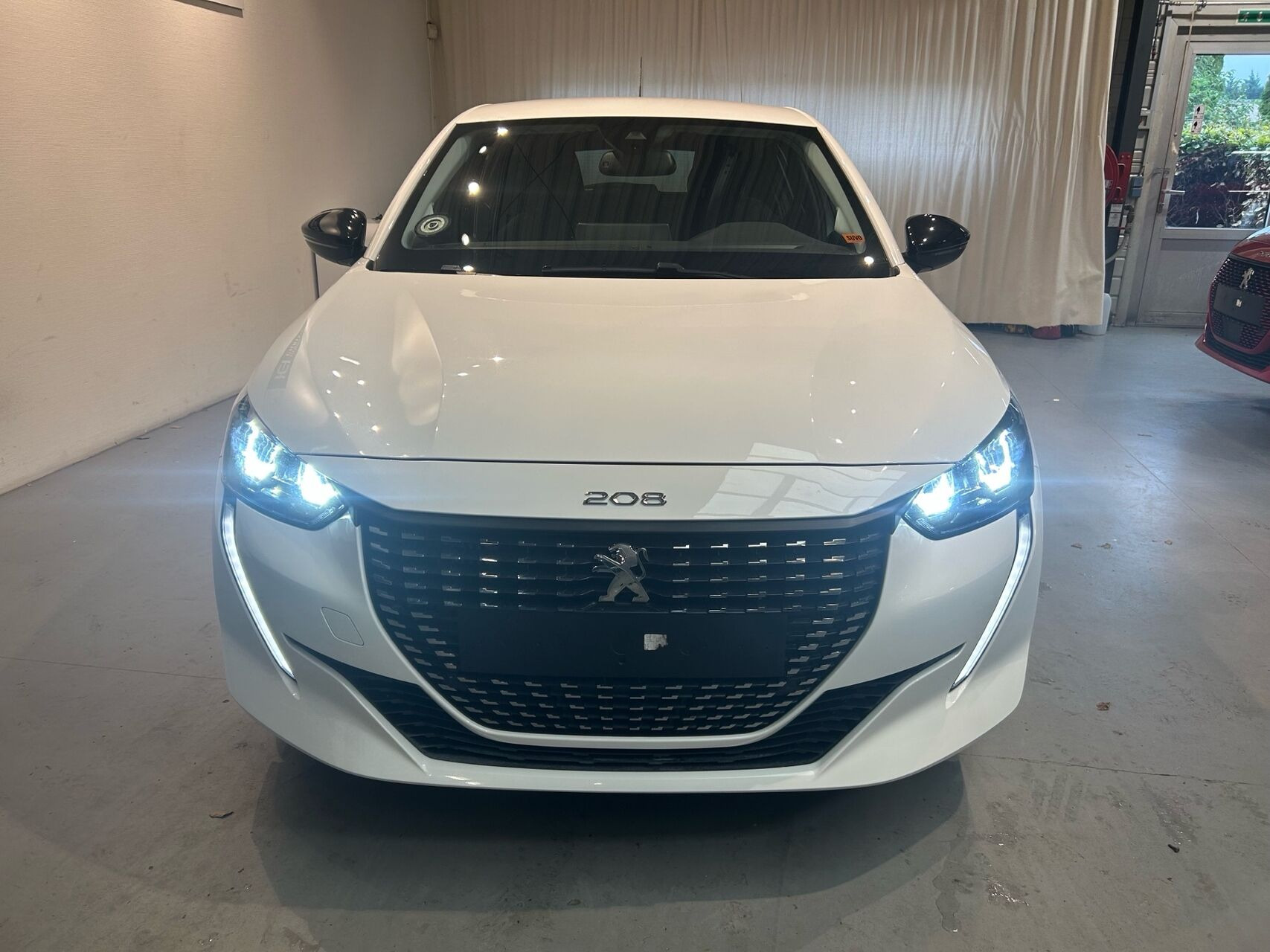 Hvid Peugeot 208 fra 2023