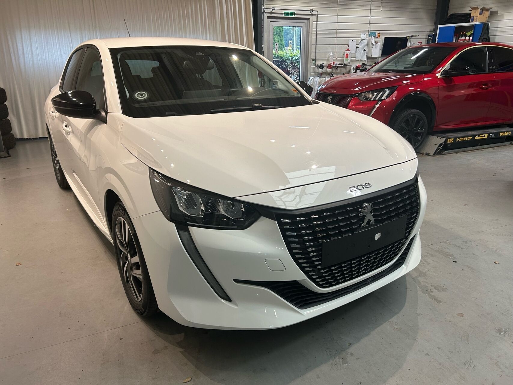 Hvid Peugeot 208 fra 2023