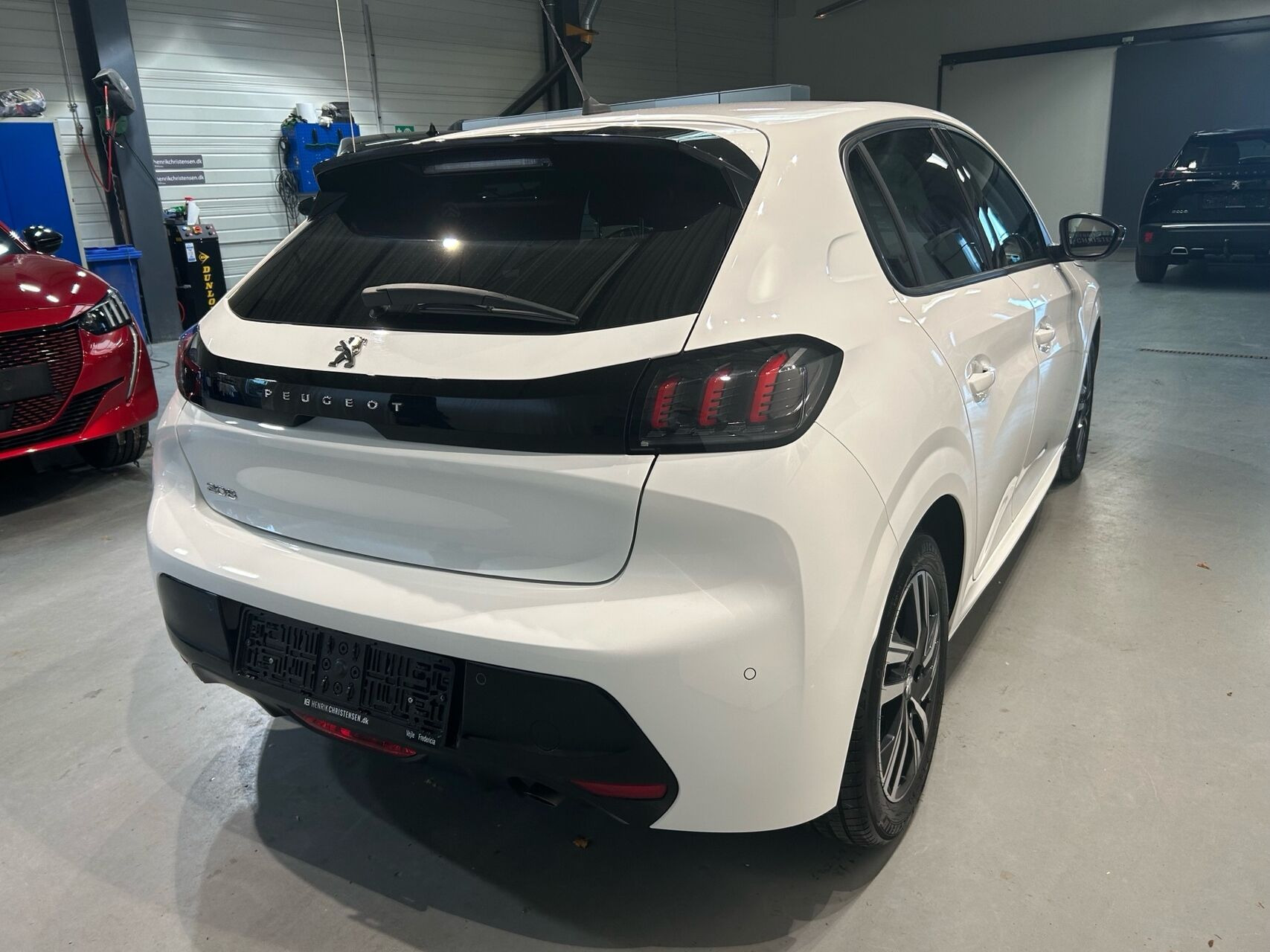 Hvid Peugeot 208 fra 2023