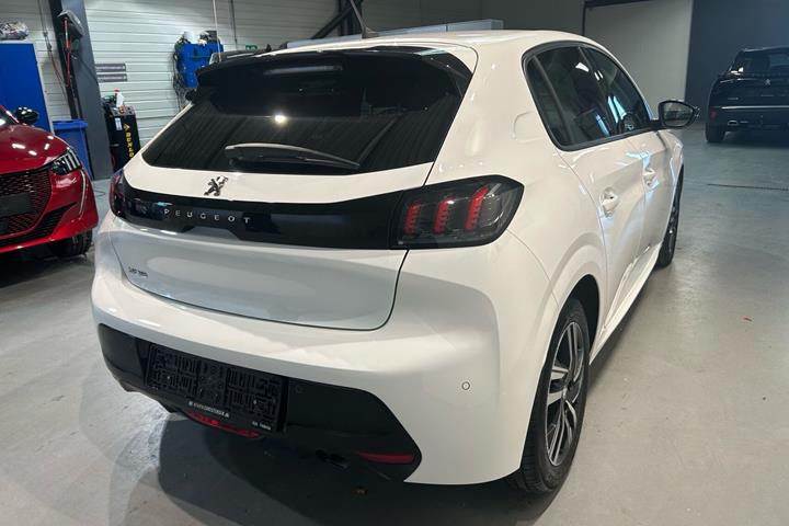Hvid Peugeot 208 fra 2023