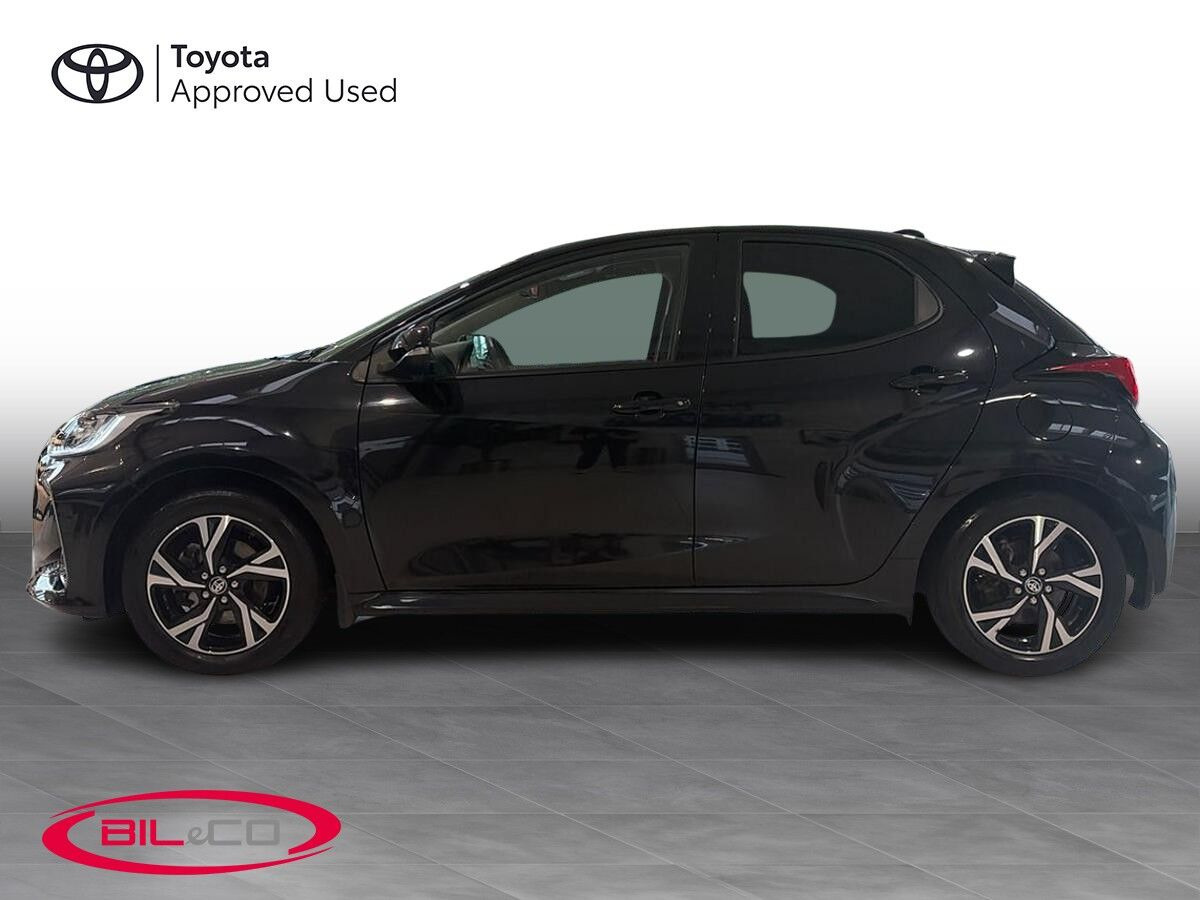 Sort Toyota Yaris fra 2024