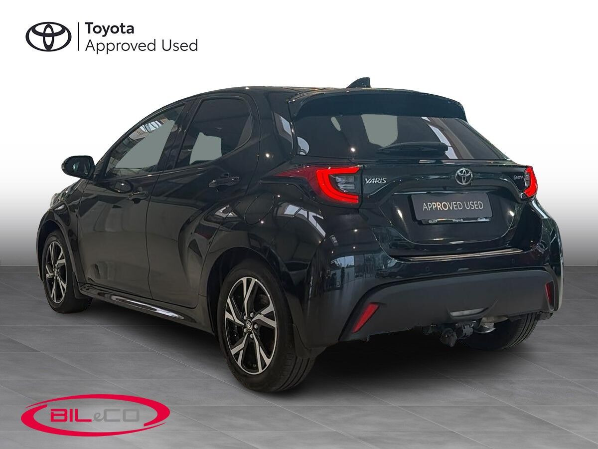 Sort Toyota Yaris fra 2024