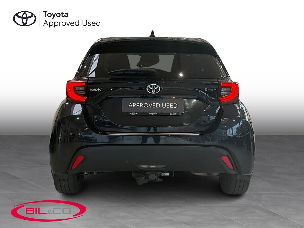 Sort Toyota Yaris fra 2024