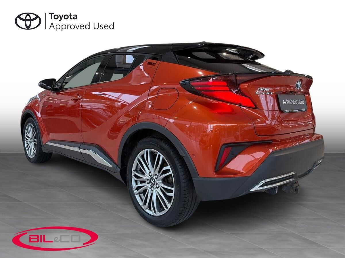 Orange Toyota C-HR fra 2021