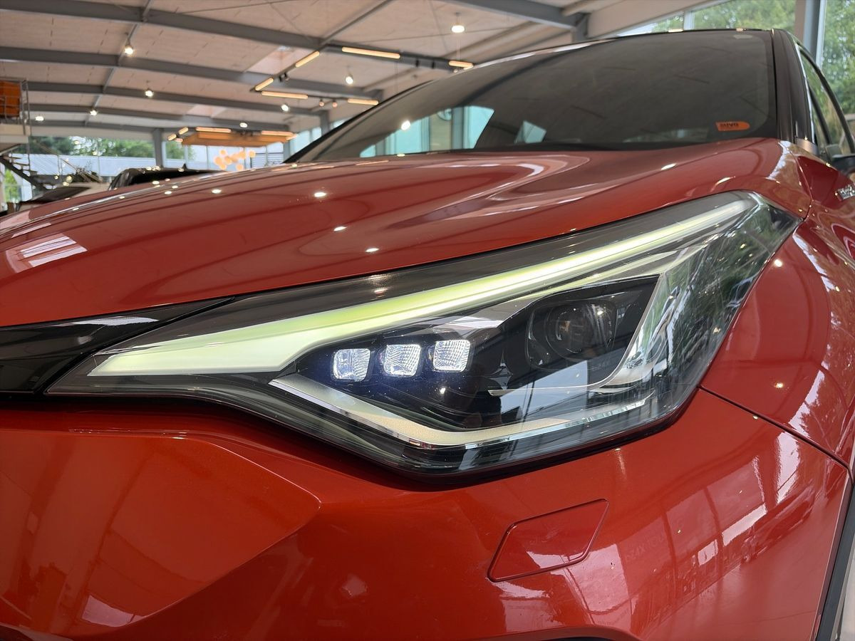 Orange Toyota C-HR fra 2021