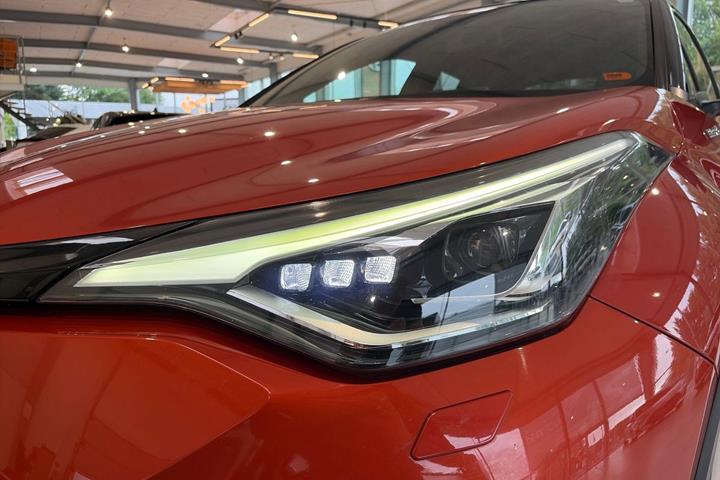Orange Toyota C-HR fra 2021