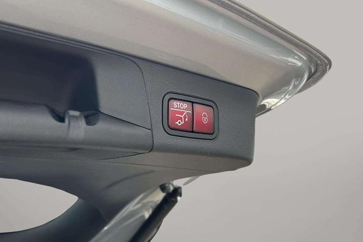 Sølv Mercedes EQB250+ fra 2025