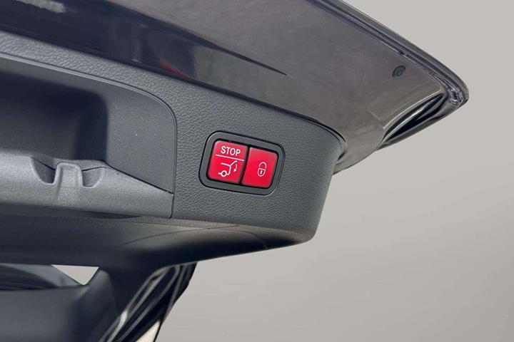 Grå Mercedes EQC400 fra 2021