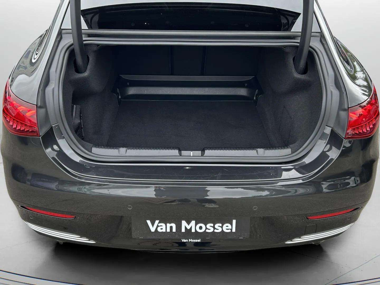 Grå Mercedes EQE 43 AMG fra 2023