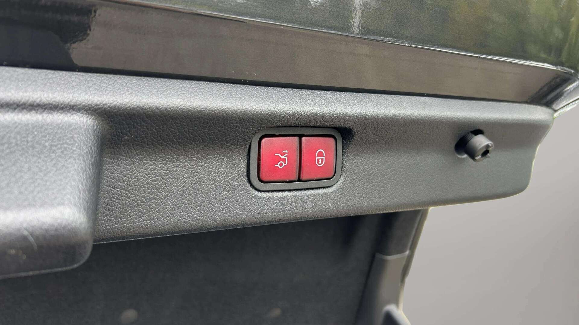 Grå Mercedes EQE 43 AMG fra 2023
