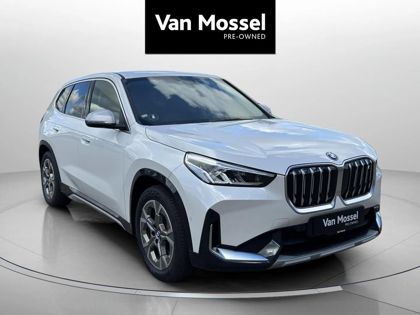 Hvid BMW iX1 fra 2023