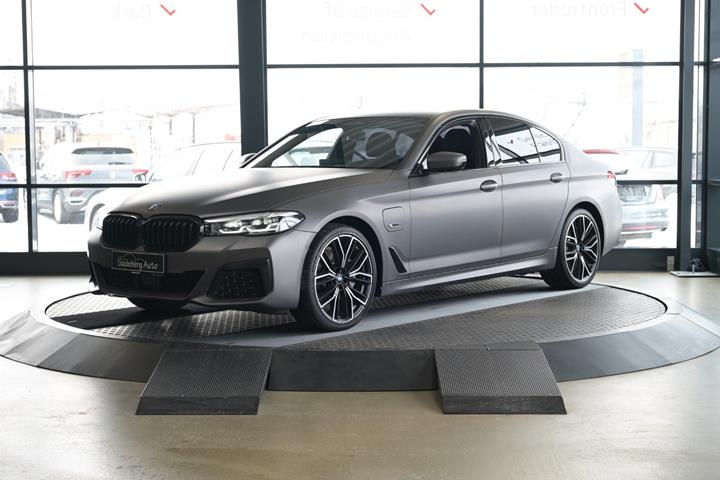 Grå BMW 530e fra 2022