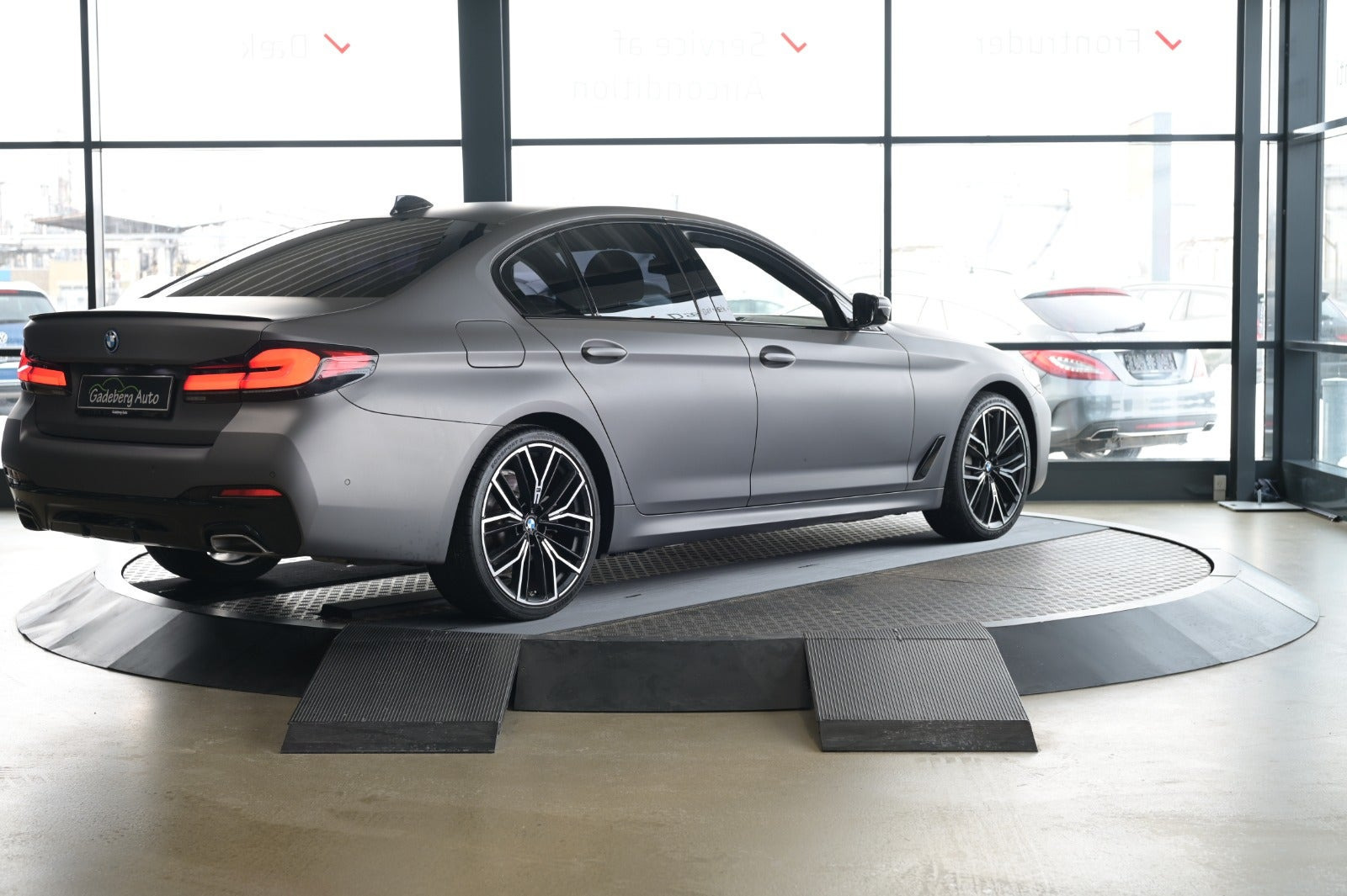 Grå BMW 530e fra 2022