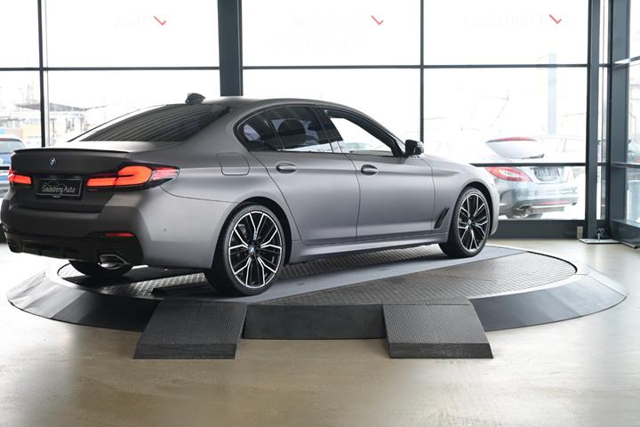 Grå BMW 530e fra 2022