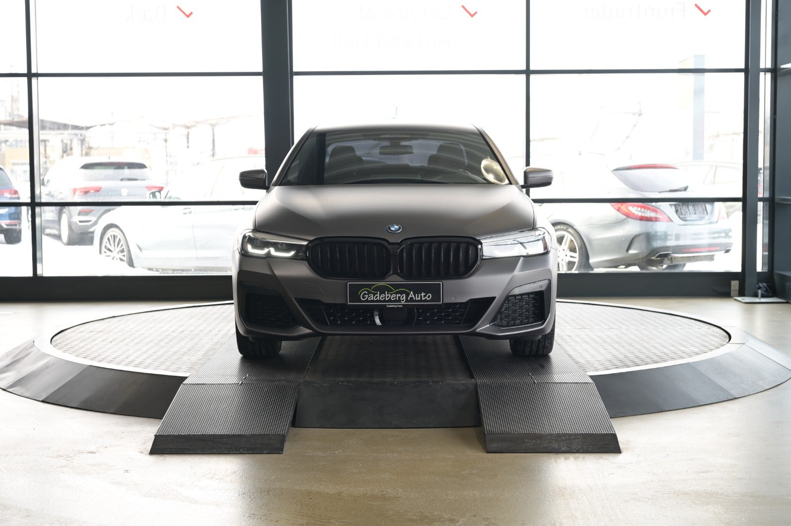 Grå BMW 530e fra 2022
