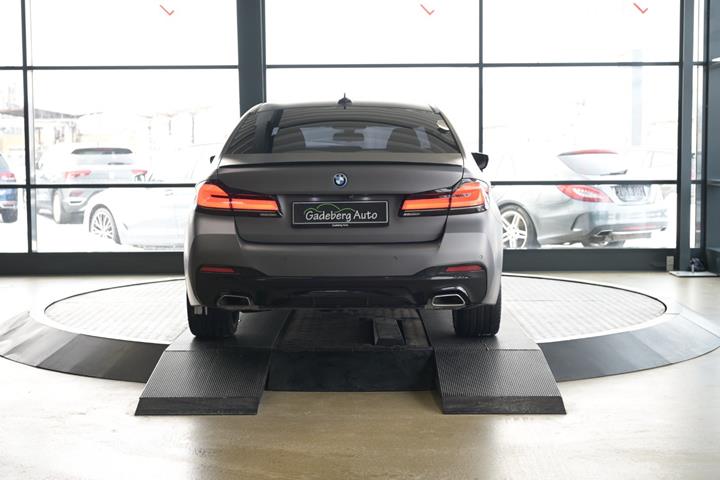 Grå BMW 530e fra 2022