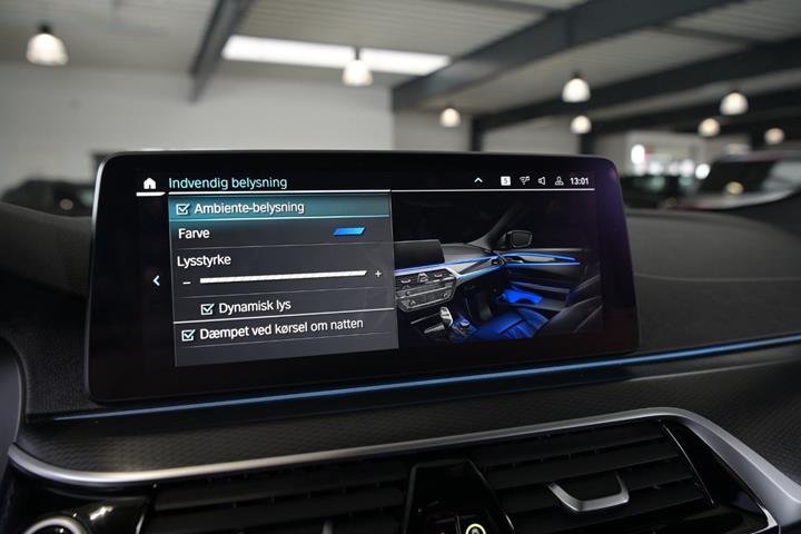 Grå BMW 530e fra 2022