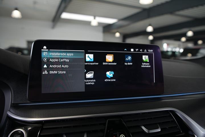 Grå BMW 530e fra 2022