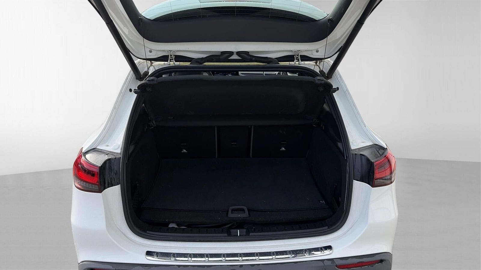 Hvid Mercedes EQA250 fra 2021
