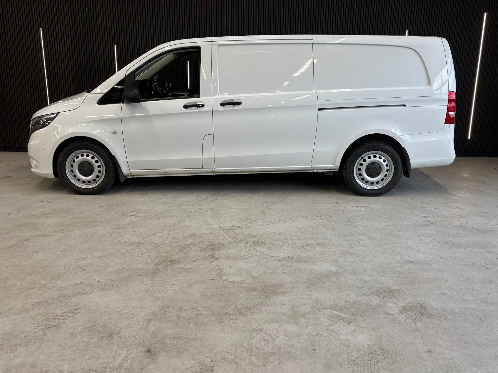 Gul Mercedes Vito 119 fra 2018