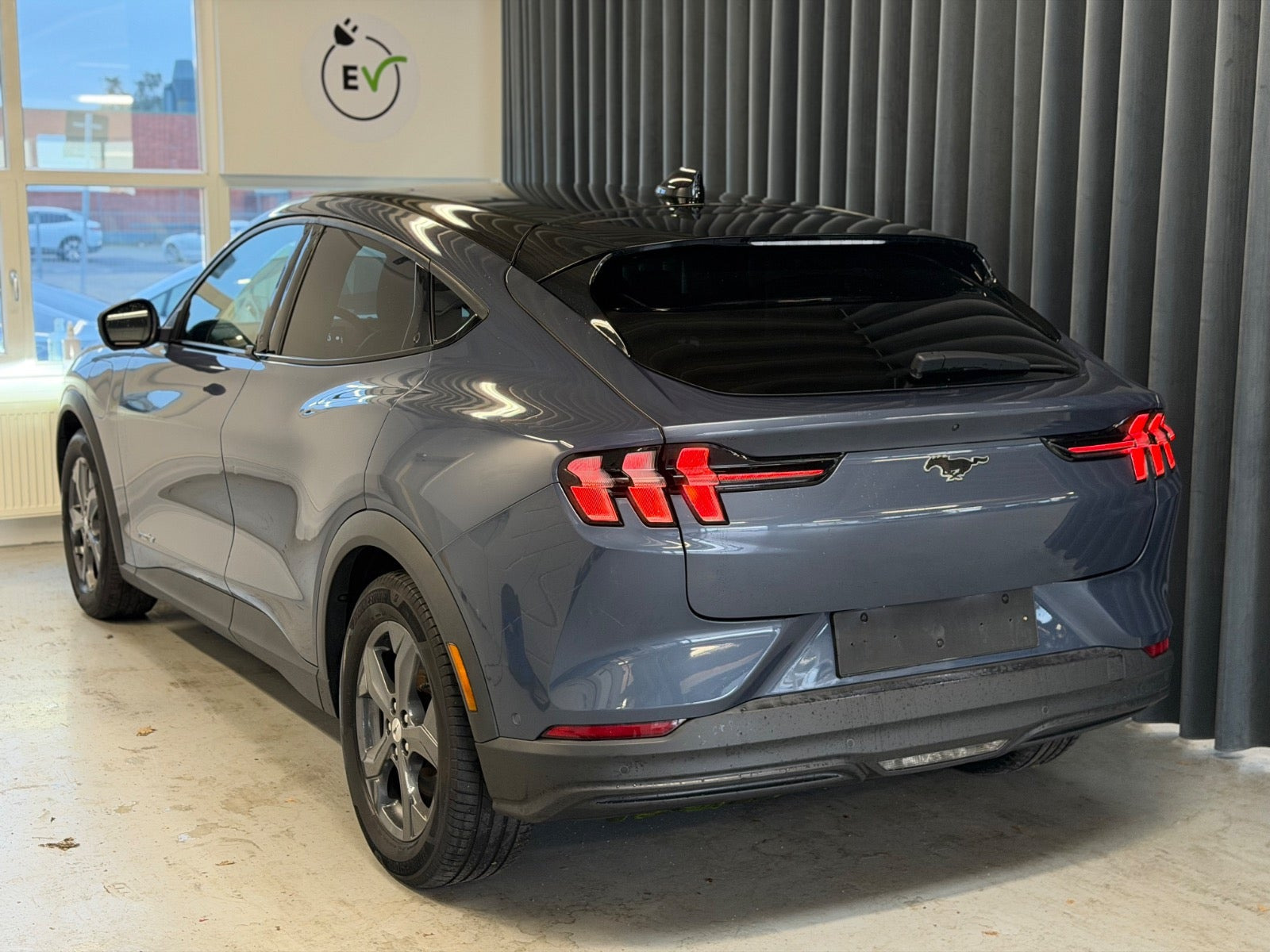 Blå Ford Mustang Mach-E fra 2021