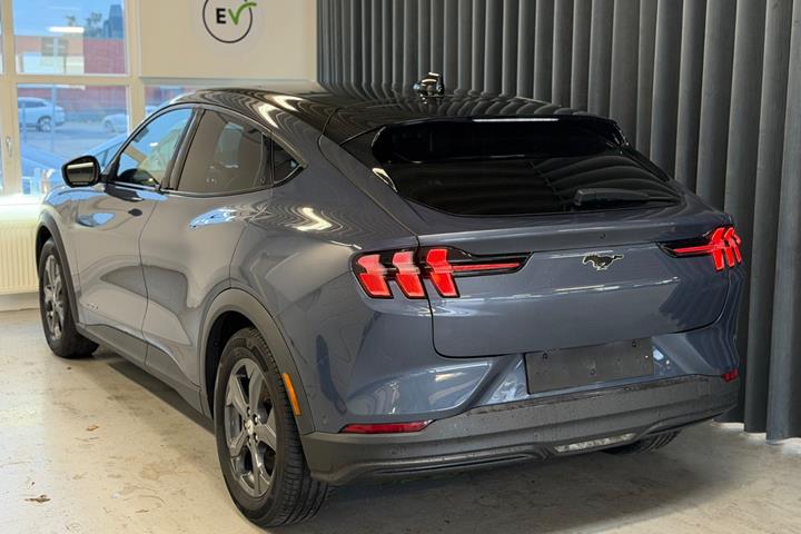 Blå Ford Mustang Mach-E fra 2021