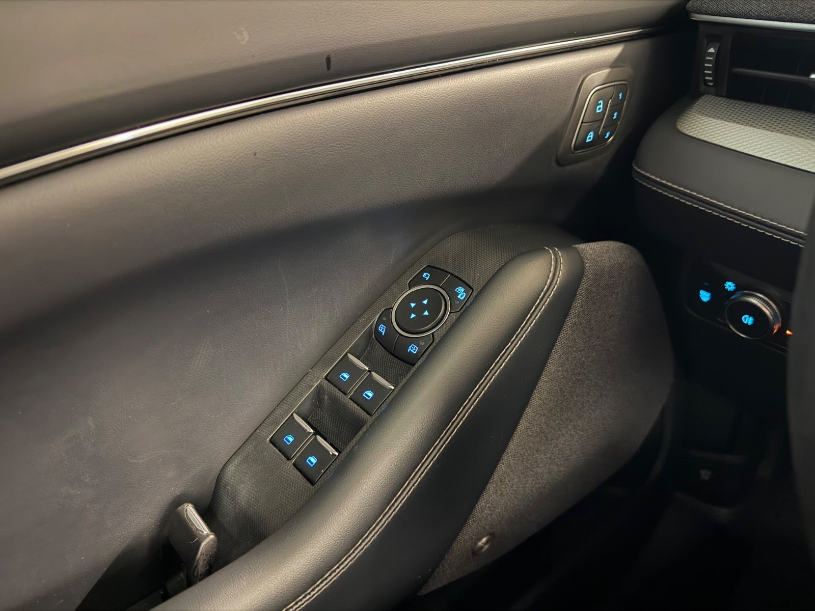 Blå Ford Mustang Mach-E fra 2021