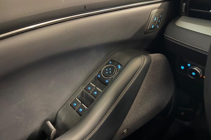 Blå Ford Mustang Mach-E fra 2021