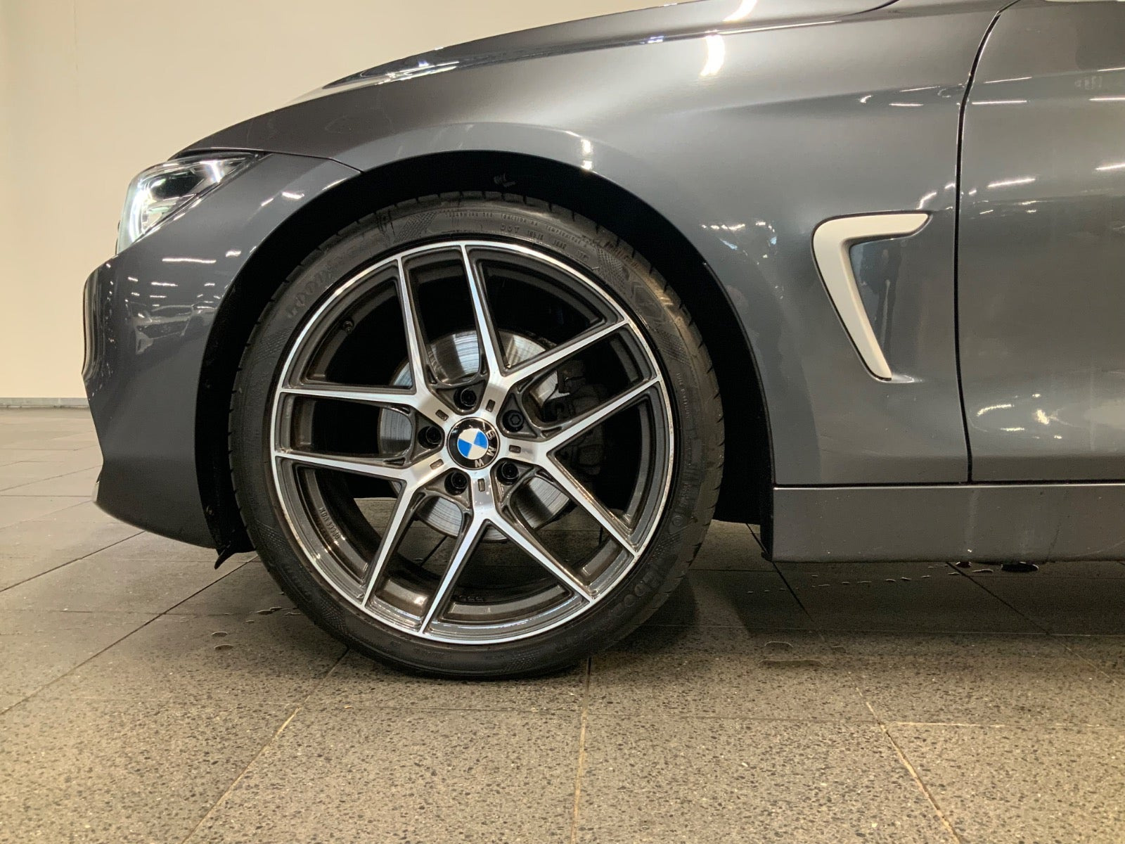 Grå BMW 420d fra 2019