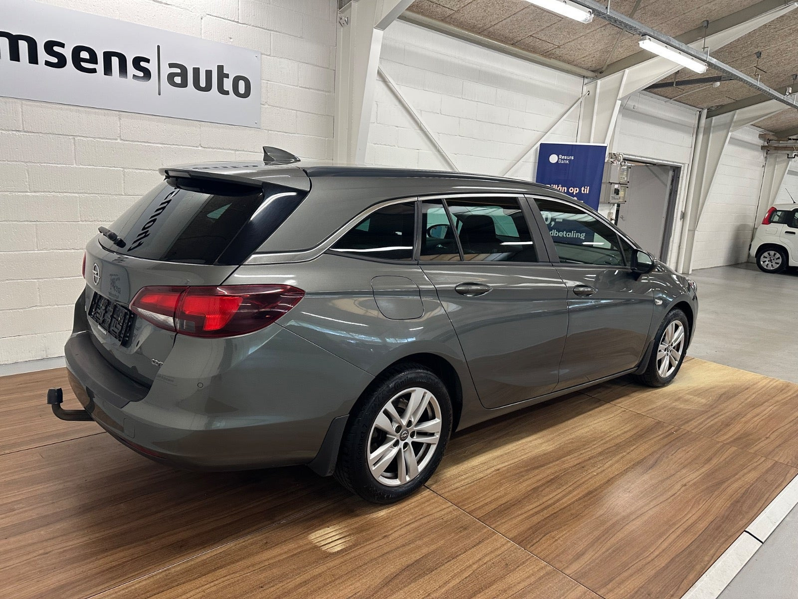 Grå Opel Astra fra 2019