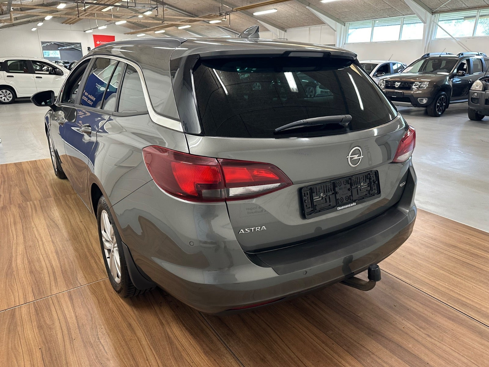 Grå Opel Astra fra 2019