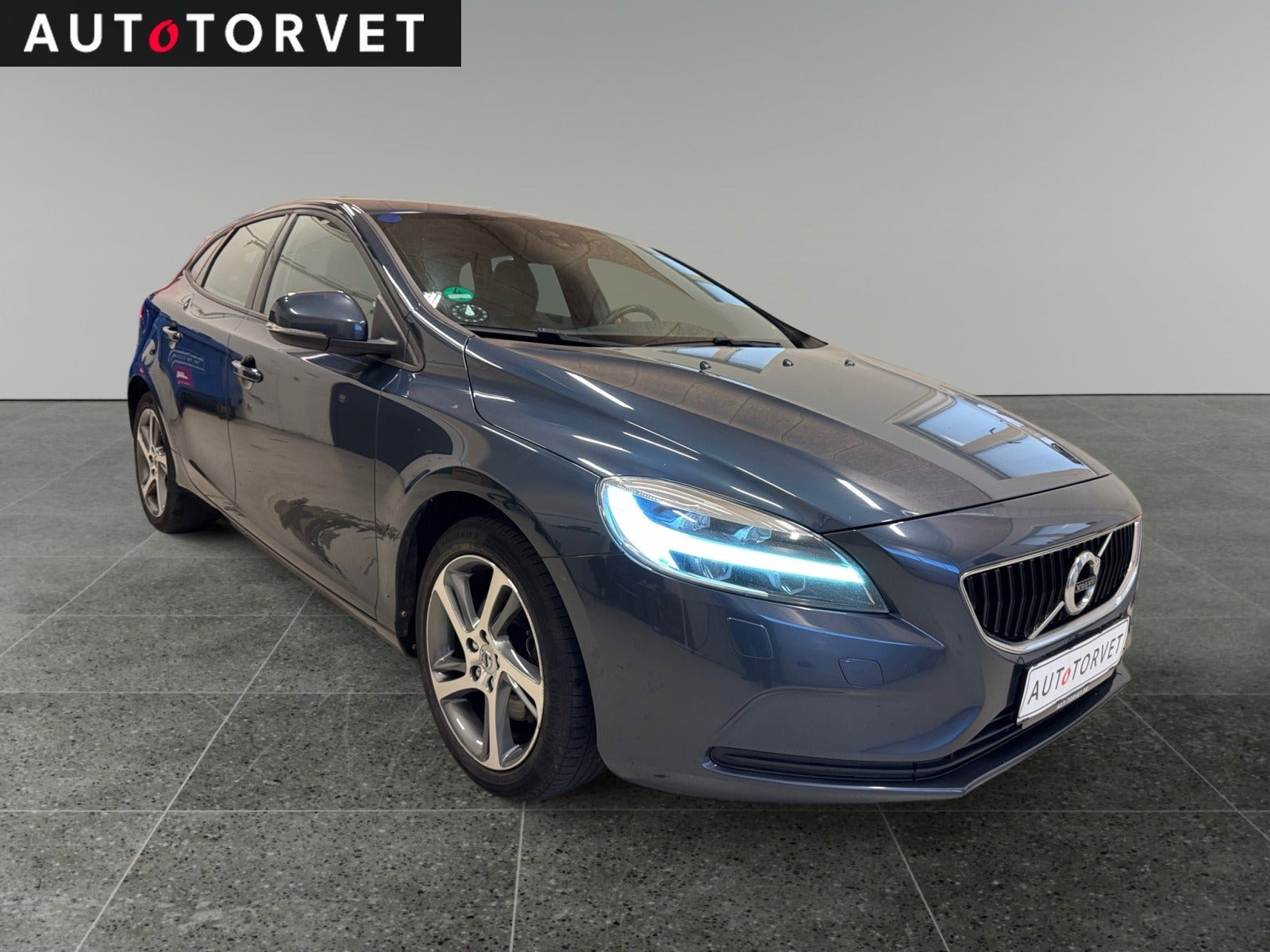 Blå Volvo V40 fra 2018